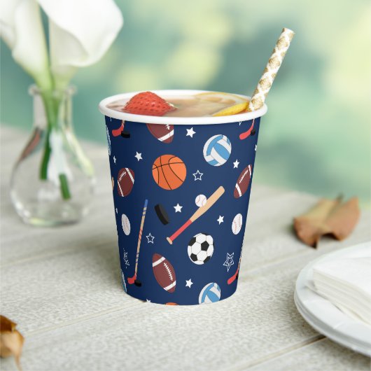 Kindersportgeräte-Muster auf Blue Birthday Pappbecher (In Situ)
