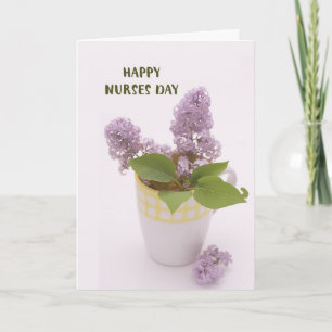 Kindertag mit Lilacs in Coffee Cup Vase Karte