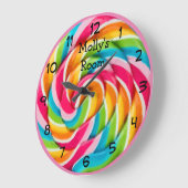 Kinderzimmer Monogramm bunte Candy Themed Uhr (Winkel)