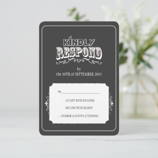 Kindly Respond Chalkboard Style Wedding RSVP Card (Stehend Vorderseite)