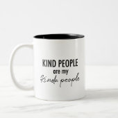 "Kindness Brew" - Moderner Schwarz-Weiß-Typograph Zweifarbige Tasse (Links)