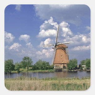 Kinerdijk. Eine Windmühle sitzt Quadratischer Aufkleber