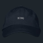 KING Bedrucktes vielseitiges Zubehör für jeden Sch Bestickte Baseballkappe<br><div class="desc">Mit dieser Marinekappe besticht Ihr innerer Monarchen durch das großformatige Design von "KING". Das verstellbare Baumwolldesign sorgt für Komfort und eine gute Passform. Es ist ein vielseitiges Zubehör für jeden Schrank.</div>