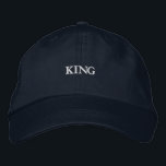 KING in Custom Elegant Stilvolle Männer-Baumwolle Bestickte Baseballkappe<br><div class="desc">Das Schiff ist mit der Kappe "KING" in auffallender Stickerei ausgestattet. Aus weicher Baumwolle gefertigt,  mit einem einstellbaren Band,  verbindet es Stil und Komfort mühelos.</div>