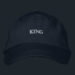 KING in Custom Elegant Stilvolle Männer-Baumwolle Bestickte Baseballkappe<br><div class="desc">Das Schiff ist mit der Kappe "KING" in auffallender Stickerei ausgestattet. Aus weicher Baumwolle gefertigt,  mit einem einstellbaren Band,  verbindet es Stil und Komfort mühelos.</div>