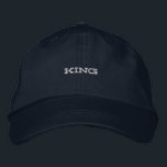 KING Navy Farbe hergestellt aus weichem Baumwollst Bestickte Baseballkappe<br><div class="desc">Fügen Sie Ihrem Alltag eine Touch der Realität hinzu,  mit dieser Marinekappe,  die auf der Vorderseite mit "KING" bestickt ist. Aus weicher Baumwolle gefertigt und mit einem verstellbaren Gurt ausgestattet,  ist es perfekt für lässige Ausflüge.</div>