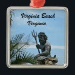 King Neptune Park, Virginia Beach, VA Silbernes Ornament<br><div class="desc">Naher Blick auf die Königsstatue am Strand von Virginia, den Neptun-Park, mit umliegender Strandlandschaft. Wörter lesen: "Virginia Beach, Virginia" Große Souvenirs!</div>