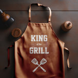 King of the Grill Funny Light Brown Grilling Schürze<br><div class="desc">Die perfekte Schürze für den Typ,  der als Obermonarch seines Grills regiert. Zwei gekreuzte Spatulen erscheinen in weißer Silhouette unter den Worten "King of the Grill" in weiß auf hellbraunem Hintergrund. Macht einen idealen Geburtstag oder Vatertag Geschenk.</div>
