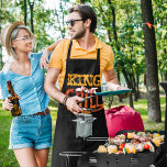 King of the Grill Graphic Schürze<br><div class="desc">Gibt es einen Typ in deinem Leben, der vom Grillen und Kochen auf dem Grill besessen ist? Vielleicht ist er der König des Grills. Lass ihm zu wissen, wie sehr du seine Kochkünste mit dieser lustigen grafischen Schürze schätzt. Es ist perfekt zum Tragen, während er gerade eine Mahlzeit auf dem...</div>