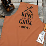 King of The Grill Personalisierte GRILLEN Schürze<br><div class="desc">Eine lustige,  personalisierte Schürze,  die "King of the Grill" sagt. Ein tolles Geschenk für jeden,  der gerne Grill oder GRILLEN mag.</div>