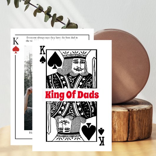 King of Vaters, der die Karte zum Glück des Vaters