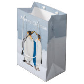 King Penguin Pair Kissing Weihnachten Mittlere Geschenktüte (Vorderseite Schrägansicht)