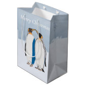 King Penguin Pair Kissing Weihnachten Mittlere Geschenktüte (Rückseite Schrägansicht)