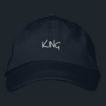 KING Royal Fashion mit dieser Marinebasis Color Me Bestickte Baseballkappe<br><div class="desc">Stell dich in königlicher Manier mit dieser Marinekappe auf,  die auf der Vorderseite "KING" bestickt ist. Aus weicher Baumwolle gefertigt,  mit einem verstellbaren Gurtband für eine bequeme Passform,  ist es ideal,  um jedem Outfit eine Touch der Realität hinzuzufügen.</div>