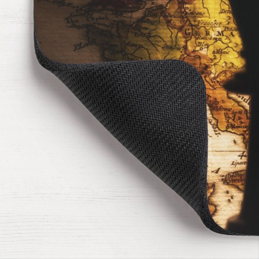 King Schach auf der alten Weltkarte Mousepad (Ecke)