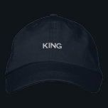 KING Text-Hats Haaraccessoires Cotton Visor Men's Bestickte Baseballkappe<br><div class="desc">Diese Marinekappe ist mit "KING" bestickt und bietet ein stilvolles,  aber lässiges Aussehen. Aus hochwertiger Baumwolle gefertigt und für eine perfekte Passform verstellbar,  ist es die ideale Wahl für ein Statement.</div>