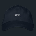 KING Text in raffinierter Stickerei Soft Cotton Bestickte Baseballkappe<br><div class="desc">Herrschen Sie den Tag mit dieser Marinekappe,  die mit "KING"-Text in raffinierter Stickerei verziert ist. Das weiche Baumwollmaterial und das verstellbare Gurtband sorgen für eine komfortable und massgeschneiderte Passform für jeden Anlass.</div>