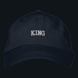 KING Text Perfekt geeignet und ganztägig Komfort-H Bestickte Baseballkappe<br><div class="desc">Diese klassische Marinekappe bietet "KING" in fettgedruckter Stickerei,  die eine Touch von regalem Flair hinzufügt. Das weiche Baumwollgewebe und das verstellbare Gurtband sorgen für eine perfekte Passform und den ganzen Tag über für Komfort.</div>