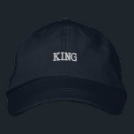 KING Text Perfekt geeignet und ganztägig Komfort-H Bestickte Baseballkappe<br><div class="desc">Diese klassische Marinekappe bietet "KING" in fettgedruckter Stickerei,  die eine Touch von regalem Flair hinzufügt. Das weiche Baumwollgewebe und das verstellbare Gurtband sorgen für eine perfekte Passform und den ganzen Tag über für Komfort.</div>
