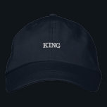 KING - vielseitige Ergänzung zum Kleiderschrank Ou Bestickte Baseballkappe<br><div class="desc">Regen Sie Ihr Aussehen mit dieser Marinekappe mit "KING"-Text bestickt in klassischem Stil. Die verstellbare Baumwollkonstruktion sorgt für eine komfortable Passform und macht sie zu einer vielseitigen Ergänzung zu Ihrem Kleiderschrank.</div>