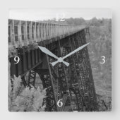 Kinzua Skywalk Monochrome Eisenbahnbrücke Quadratische Wanduhr (Vorderseite)