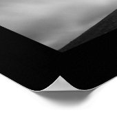 Kirche auf einem Hügel in Schwarz-Weiß Poster (Ecke)