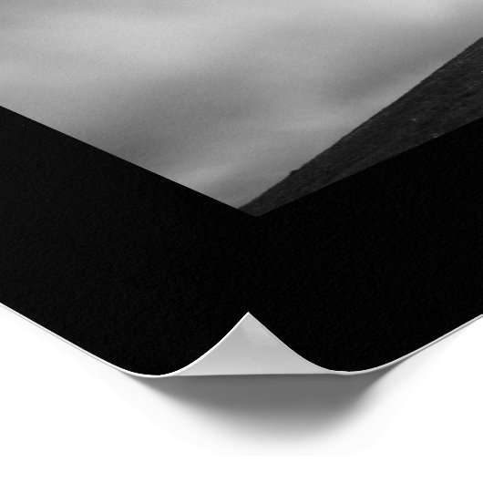 Kirche auf einem Hügel in Schwarz-Weiß Poster (Ecke)