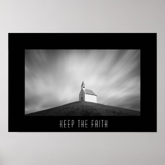 Kirche auf einem Hügel in Schwarz-Weiß Poster (Vorne)