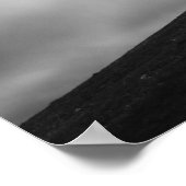Kirche auf einem Hügel in Schwarz-Weiß Poster (Ecke)