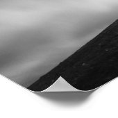 Kirche auf einem Hügel in Schwarz-Weiß Poster (Ecke)