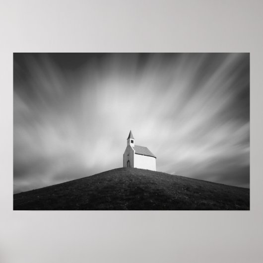 Kirche auf einem Hügel in Schwarz-Weiß Poster (Vorne)