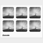 Kirche auf einem Hügel in Schwarz-Weiß Quadratischer Aufkleber (Blatt)