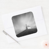 Kirche auf einem Hügel in Schwarz-Weiß Quadratischer Aufkleber (Umschlag)