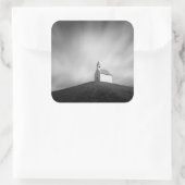 Kirche auf einem Hügel in Schwarz-Weiß Quadratischer Aufkleber (Tasche)