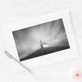 Kirche auf einem Hügel in Schwarz-Weiß Rechteckiger Aufkleber (Umschlag)