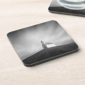 Kirche auf einem Hügel in Schwarzweiss Getränkeuntersetzer (Linke Seite)