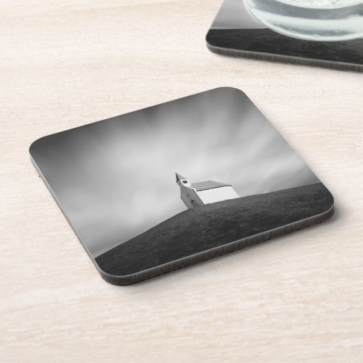 Kirche auf einem Hügel in Schwarzweiss Getränkeuntersetzer (Linke Seite)