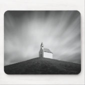 Kirche auf einem Hügel in Schwarzweiss Mousepad (Vorne)