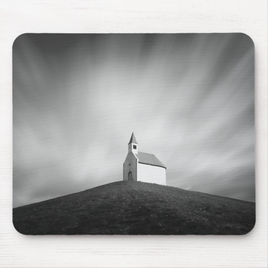 Kirche auf einem Hügel in Schwarzweiss Mousepad (Vorne)