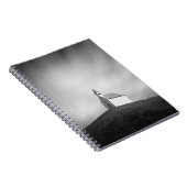 Kirche auf einem Hügel in Schwarzweiss Notizblock (Rechte Seite)