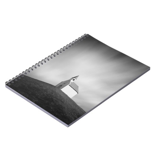 Kirche auf einem Hügel in Schwarzweiss Notizblock (Linke Seite)