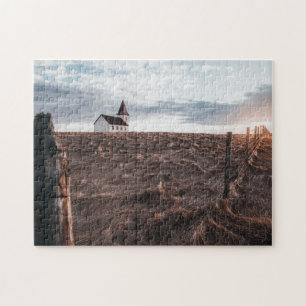 Kirche Gebäude & Hay Feld während Sonnenuntergang Puzzle