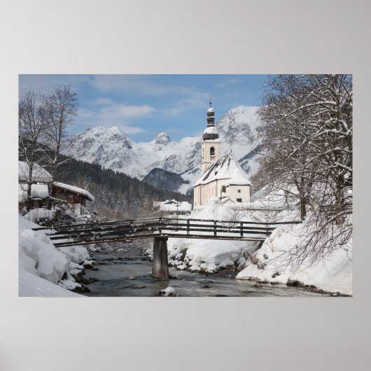 Kirche im Schnee mit Alpen im Winter Poster (Vorne)