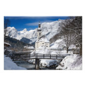 Kirche im Schnee mit den Alpen Fotodruck (Vorne)