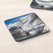 Kirche im Schnee mit den Alpen Getränkeuntersetzer (Linke Seite)