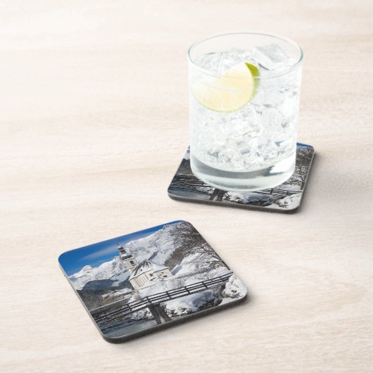 Kirche im Schnee mit den Alpen Getränkeuntersetzer (Rechte Seite)