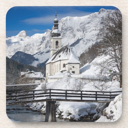 Kirche im Schnee mit den Alpen Getränkeuntersetzer (Vorderseite)