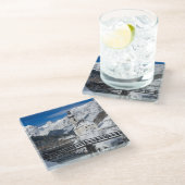 Kirche im Schnee mit den Alpen Glasuntersetzer (Schrägansicht)