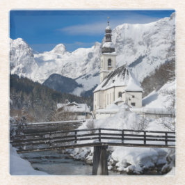 Kirche im Schnee mit den Alpen Glasuntersetzer
