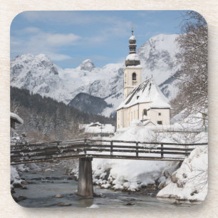 Kirche im Schnee mit den Alpen im Winter Getränkeuntersetzer